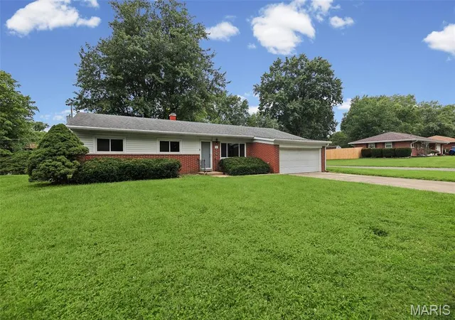 Photo 3 of Sale Pending at 125 Chevy Chase Dr, Belleville, IL 62223 | MLS# MIS26051314 | Listing updated on 2026-08-24