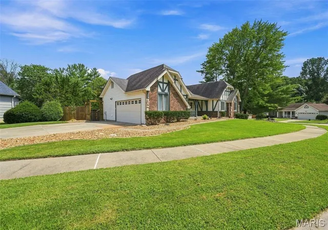 Photo 3 of Sale Pending at 12 Miraclair Dr, Florissant, MO 63031 | MLS# MIS26051338 | Listing updated on 2026-09-05