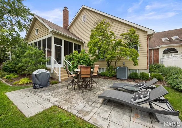Photo 3 of Sale Pending at 3929 Courtyard Pl Dr, Saint Louis, MO 63127 | MLS# MIS26051341 | Listing updated on 2026-08-17