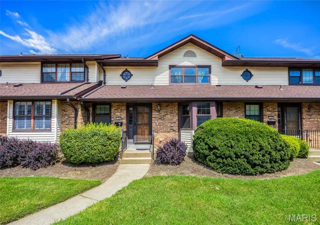 Townhouse for sale at 1341 Snapdragon Ct, St Louis, MO 63146 | MLS# MIS26051346
