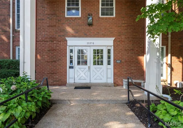 Listing Photo 4 - Condo for sale in building located at 10358 Chimney Rock Dr, St. Louis, MO 63146 - Unit #31
