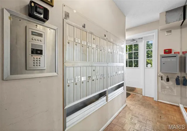 Listing Photo 5 - Condo for sale in building located at 10358 Chimney Rock Dr, St. Louis, MO 63146 - Unit #31