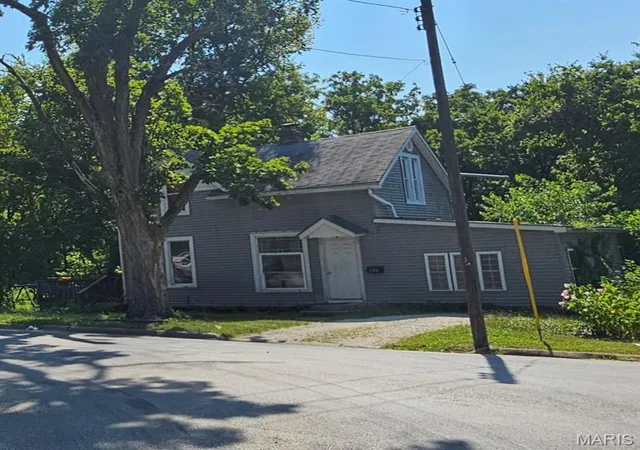 1st image of 300 S Oak St, Hillsboro, IL 62049 | MLS# MIS26051391