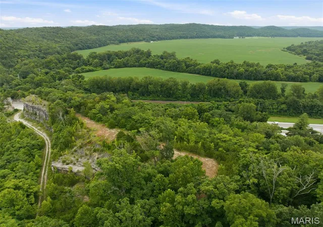 2nd image of 18540 Fox Creek Forest Dr, Eureka, MO 63069 | MLS# MIS26051394