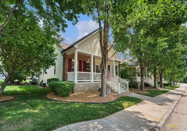 Photo 2 of Sale Pending at 781 Queens Court Pl, Saint Peters, MO 63376 | MLS# MIS26051403 | Listing updated on 2026-09-30