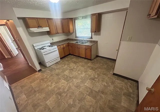 Photo 4 of Sale Pending at 8532 Jenny Dr, St Louis, MO 63121 | MLS# MIS26051409 | Listing updated on 2026-09-04