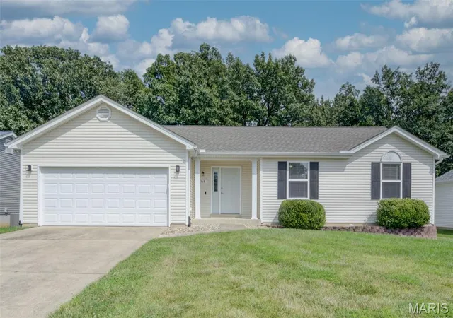 Photo 2 of Sale Pending at 868 Molloy Dr, O Fallon, MO 63366 | MLS# MIS26051420 | Listing updated on 2026-08-17