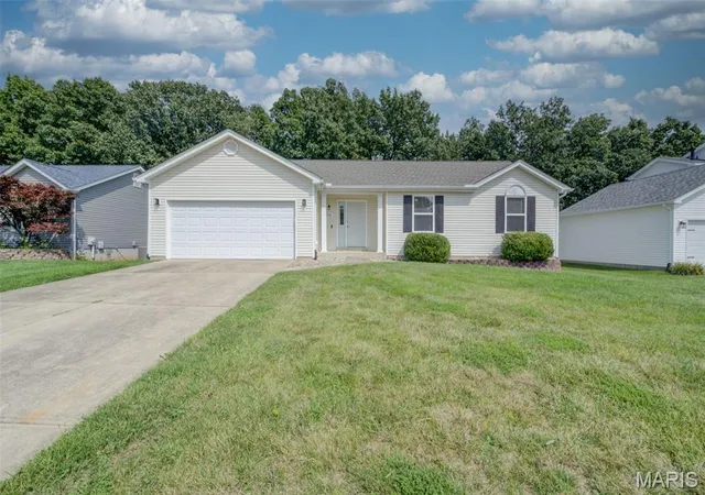Photo 3 of Sale Pending at 868 Molloy Dr, O Fallon, MO 63366 | MLS# MIS26051420 | Listing updated on 2026-08-17