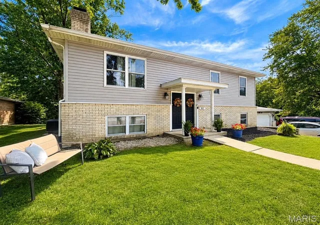 Photo 3 of Single family home for sale at 307 Hazel St, Troy, IL 62294 | MLS# MIS26051423 | Listing updated on 2026-08-30