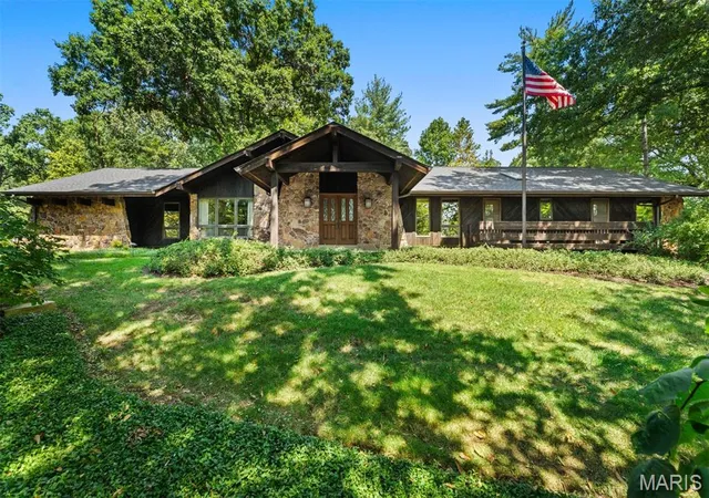 Photo 1 of Single family home for sale at 7 Villa Coublay, Frontenac, MO 63131 | MLS# MIS26051444 | Listing updated on 2026-09-14