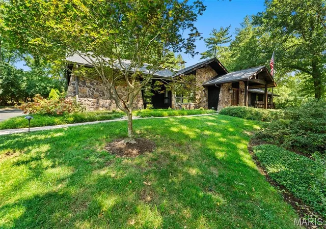 Photo 2 of Single family home for sale at 7 Villa Coublay, Frontenac, MO 63131 | MLS# MIS26051444 | Listing updated on 2026-09-14