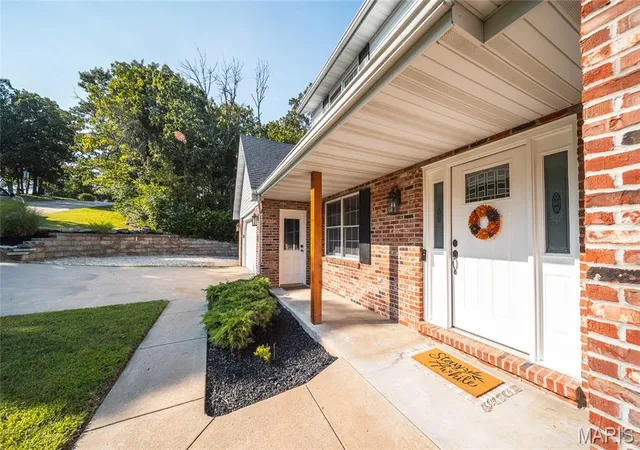 3rd image of 2011 Legend Ct, Jefferson City, MO 65101 | MLS# MIS26051462