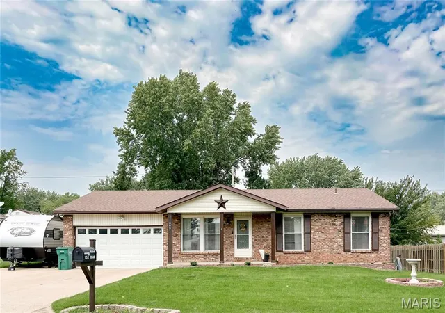 1st image of 305 W Hillside Dr, Farmington, MO 63640 | MLS# MIS26051471