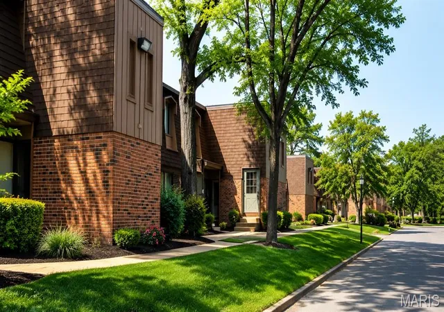 2nd image of 20 Arbor Village Ct, Saint Louis, MO 63135 | MLS# MIS26051474