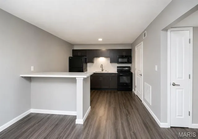 Photo 3 of Multi family home for sale at 20 Arbor Village Ct, Saint Louis, MO 63135 | MLS# MIS26051474 | Listing updated on 2026-09-01