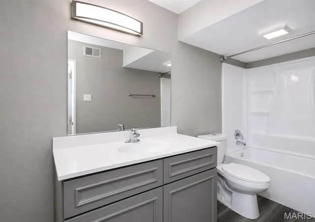 Photo 3 of Multi family home for sale at 20 Arbor Village Ct, Saint Louis, MO 63135 | MLS# MIS26051474 | Listing updated on 2026-09-01