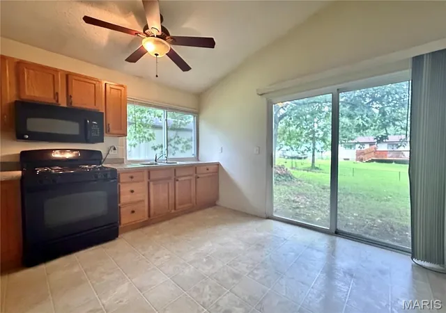 Photo 4 of Sale Pending at 3273 Green Pasture Dr, Florissant, MO 63031 | MLS# MIS26051483 | Listing updated on 2026-10-14
