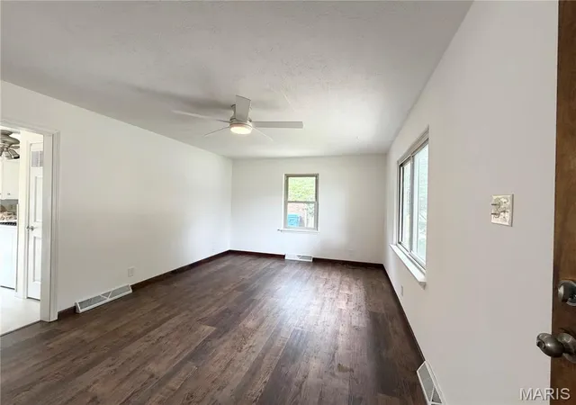 Photo 3 of Sale Pending at 554 Mildred Ave, Wood River, IL 62095 | MLS# MIS26051489 | Listing updated on 2026-09-07