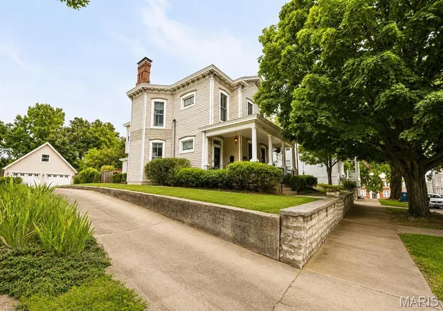 Photo 3 of Single family home for sale at 418 Prospect St, Alton, IL 62002 | MLS# MIS26051490 | Listing updated on 2026-09-24