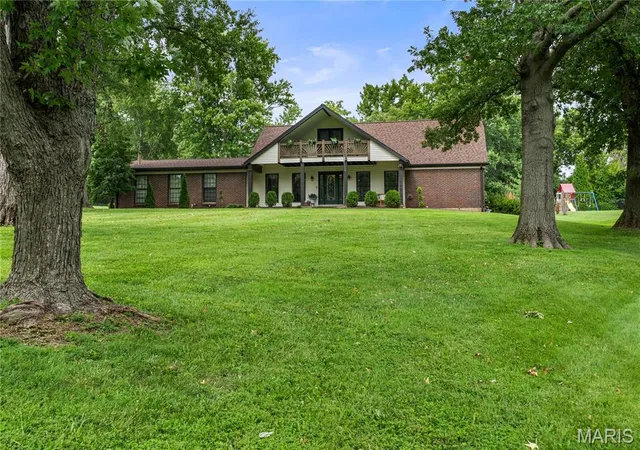 Photo 1 of Sale Pending at 37 Beacon Hill Ln, Saint Louis, MO 63141 | MLS# MIS26051492 | Listing updated on 2026-08-22