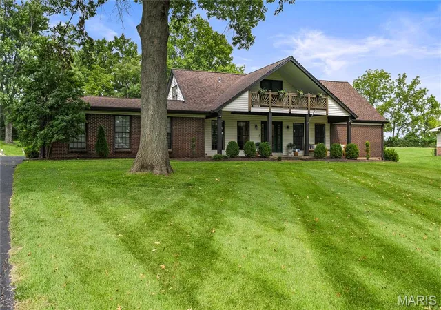 Photo 2 of Sale Pending at 37 Beacon Hill Ln, Saint Louis, MO 63141 | MLS# MIS26051492 | Listing updated on 2026-08-22