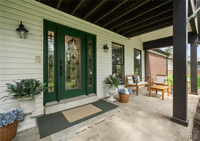 Photo 3 of Sale Pending at 37 Beacon Hill Ln, Saint Louis, MO 63141 | MLS# MIS26051492 | Listing updated on 2026-08-22