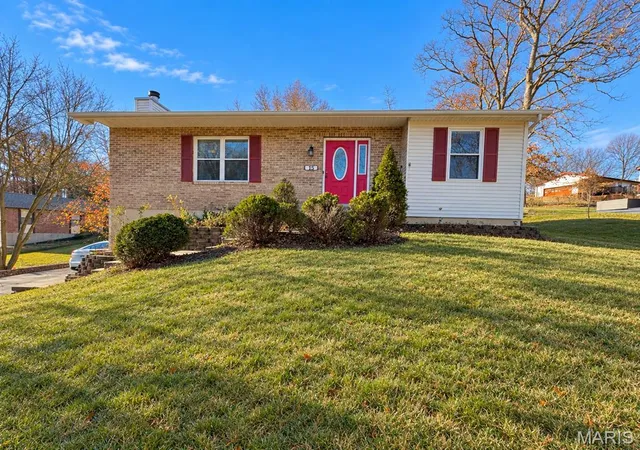 Photo 1 of Sale Pending at 15 Toni Trails Ct, Fenton, MO 63026 | MLS# MIS26051511 | Listing updated on 2026-10-05