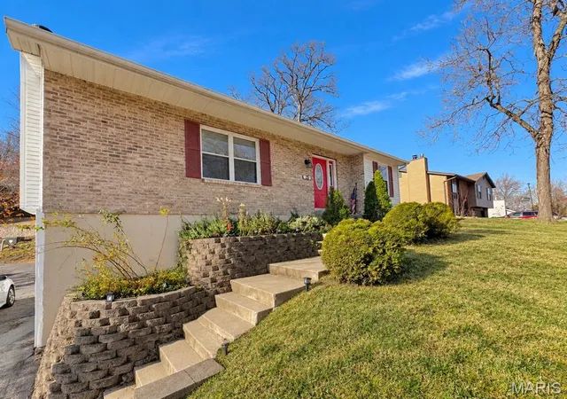 Photo 2 of Sale Pending at 15 Toni Trails Ct, Fenton, MO 63026 | MLS# MIS26051511 | Listing updated on 2026-10-05