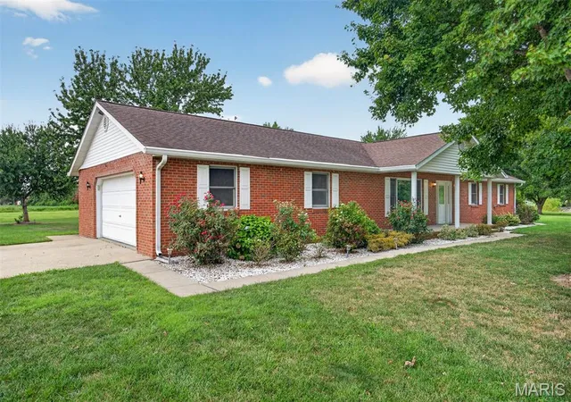 Photo 2 of Single family home for sale at 1412 Pinewood Ln, Breese, IL 62230 | MLS# MIS26051552 | Listing updated on 2026-08-20