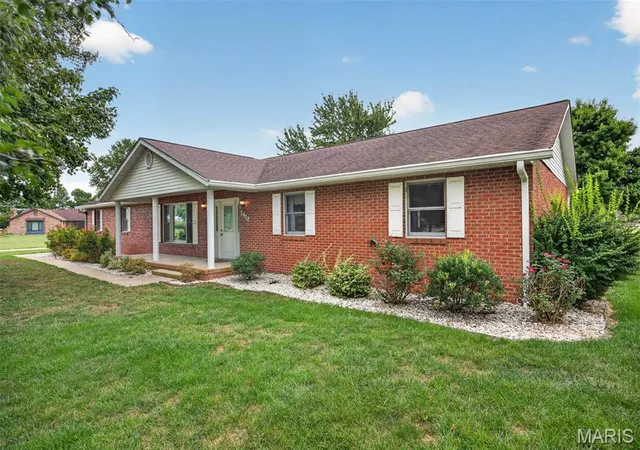 Photo 3 of Single family home for sale at 1412 Pinewood Ln, Breese, IL 62230 | MLS# MIS26051552 | Listing updated on 2026-08-20