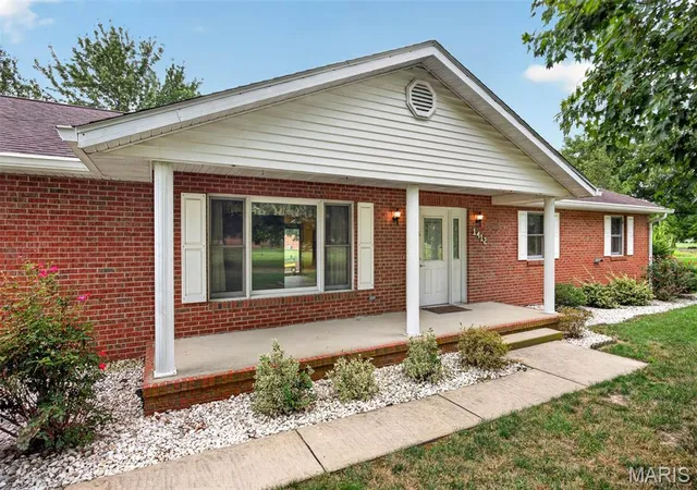 Photo 3 of Single family home for sale at 1412 Pinewood Ln, Breese, IL 62230 | MLS# MIS26051552 | Listing updated on 2026-08-20