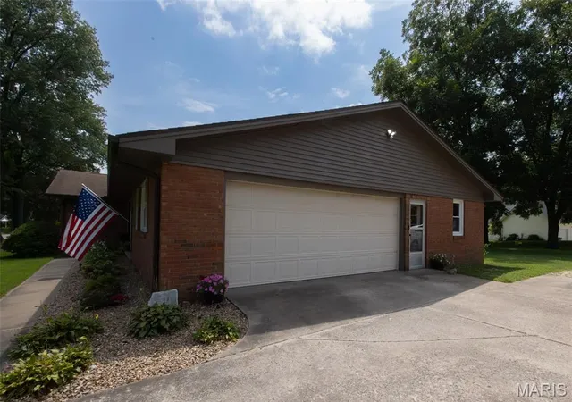 Photo 2 of Single family home for sale at 1229 Fairlane Dr, Cape Girardeau, MO 63701 | MLS# MIS26051558 | Listing updated on 2026-09-14