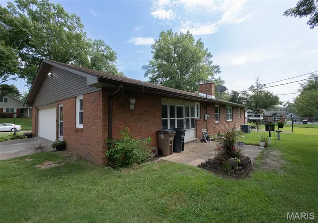 Photo 3 of Single family home for sale at 1229 Fairlane Dr, Cape Girardeau, MO 63701 | MLS# MIS26051558 | Listing updated on 2026-09-14