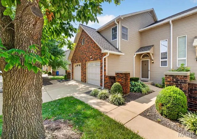Photo 2 of Single family home for sale at 16252 Lea Oak Ct, Chesterfield, MO 63017 | MLS# MIS26051560 | Listing updated on 2026-09-15