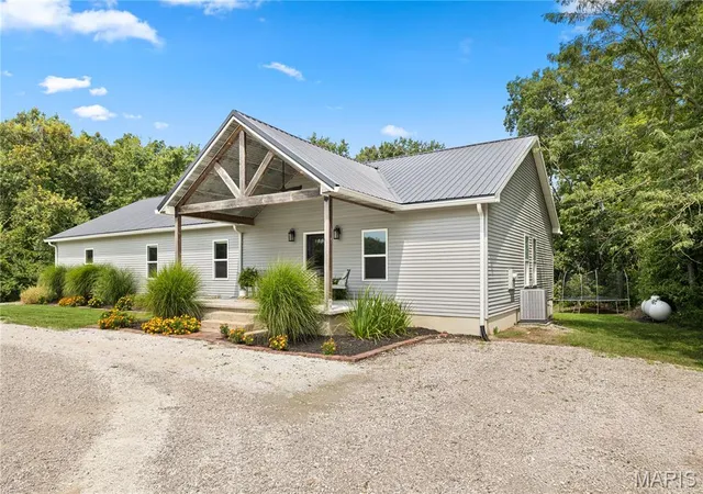 2nd image of 8485 Flat Bottom Trl, Hillsboro, IL 62049 | MLS# MIS26051561