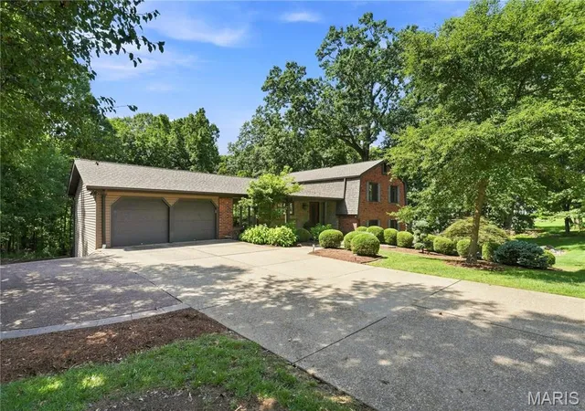 Photo 2 of Single family home for sale at 1926 Grassy Ridge Rd, Saint Louis, MO 63122 | MLS# MIS26051579 | Listing updated on 2026-09-16