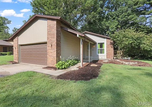 2nd image of 13 Dogwood Ln, Glen Carbon, IL 62034 | MLS# MIS26051583