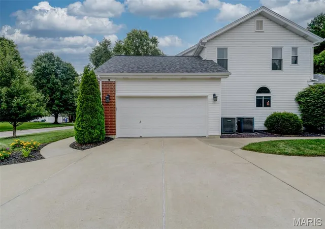 Photo 3 of Single family home for sale at 1305 Renaissance Pl, Weldon Spring, MO 63304 | MLS# MIS26051591 | Listing updated on 2026-09-14