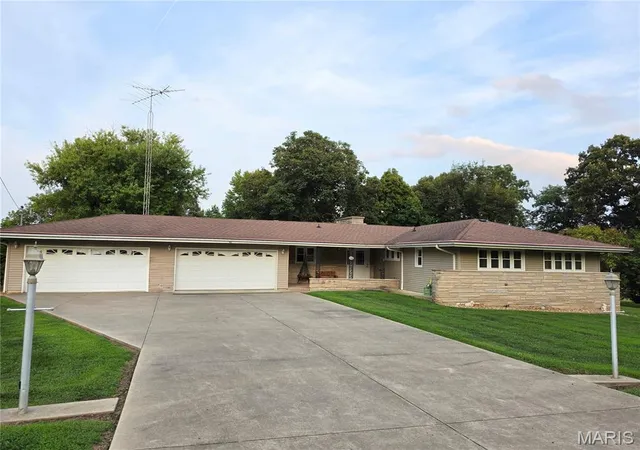 1st image of 40 N Woods Circle Dr, Hillsboro, IL 62049 | MLS# MIS26051606