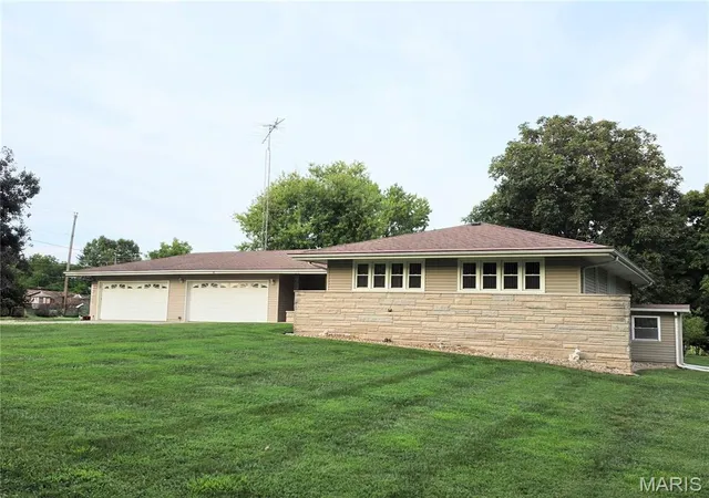 2nd image of 40 N Woods Circle Dr, Hillsboro, IL 62049 | MLS# MIS26051606