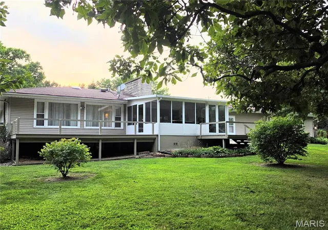 3rd image of 40 N Woods Circle Dr, Hillsboro, IL 62049 | MLS# MIS26051606