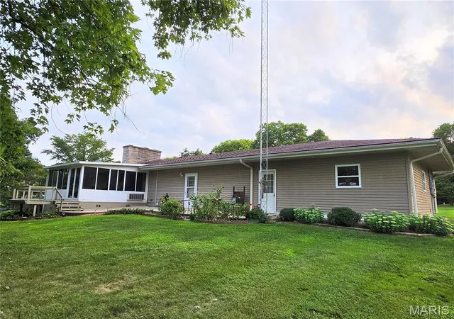 4th image of 40 N Woods Circle Dr, Hillsboro, IL 62049 | MLS# MIS26051606