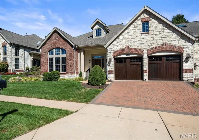 Photo 2 of Sale Pending at 278 Meadowbrook Country Clb Est, Ballwin, MO 63011 | MLS# MIS26051620 | Listing updated on 2026-10-19