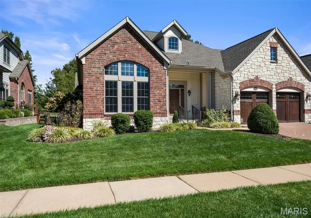 Photo 4 of Sale Pending at 278 Meadowbrook Country Clb Est, Ballwin, MO 63011 | MLS# MIS26051620 | Listing updated on 2026-10-19