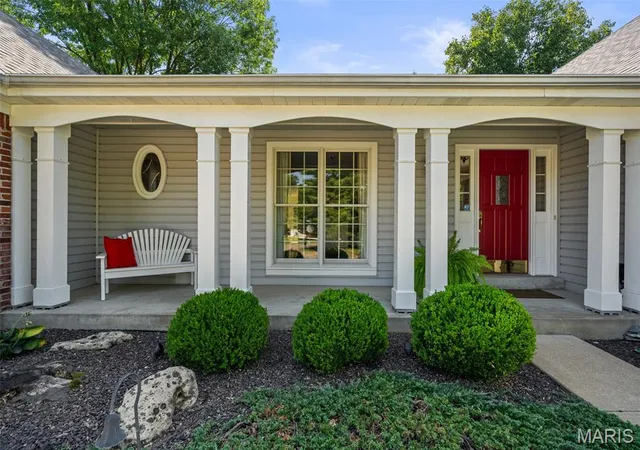 Photo 4 of Sale Pending at 13376 Bahnfyre Dr, Saint Louis, MO 63128 | MLS# MIS26051623 | Listing updated on 2026-09-14