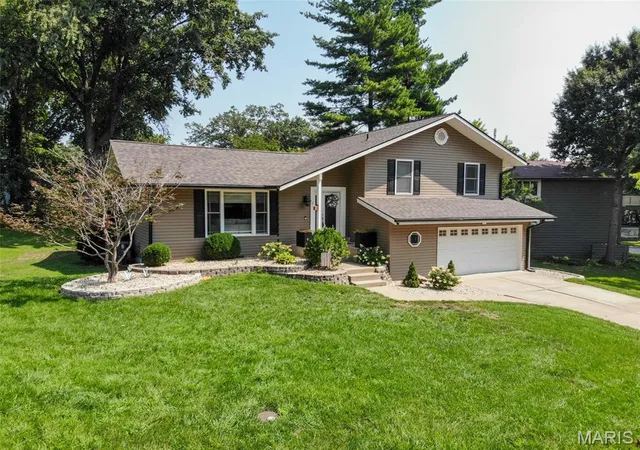Photo 2 of Single family home for sale at 12 Pyrenees Dr, Lake Saint Louis, MO 63367 | MLS# MIS26051637 | Listing updated on 2026-09-09