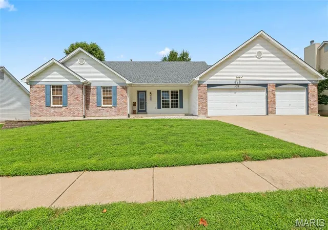 Photo 1 of Sale Pending at 219 Waterford Crossing Dr, O Fallon, MO 63368 | MLS# MIS26051643 | Listing updated on 2026-08-23
