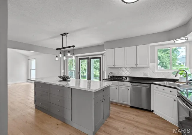 Photo 2 of Sale Pending at 219 Waterford Crossing Dr, O Fallon, MO 63368 | MLS# MIS26051643 | Listing updated on 2026-08-23