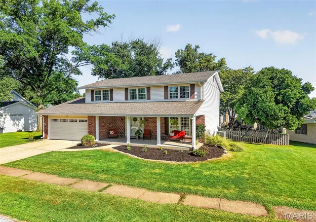 Photo 3 of Sale Pending at 815 Pine Village Ct, Ballwin, MO 63021 | MLS# MIS26051645 | Listing updated on 2026-08-21