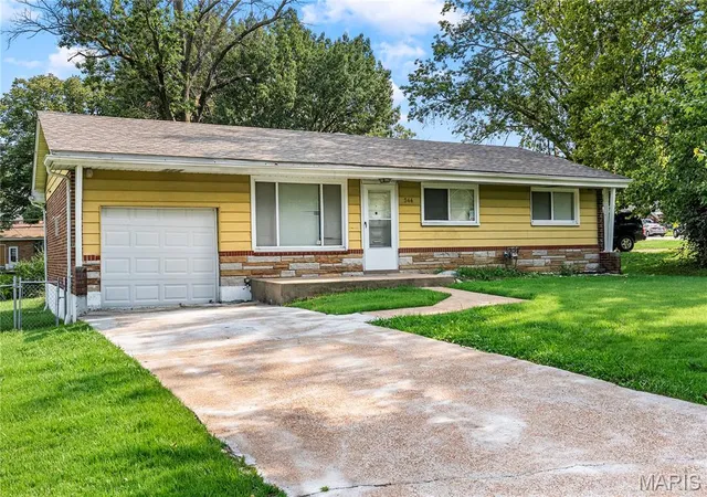 Photo 2 of Single family home for sale at 944 Lebon Dr, Saint Louis, MO 63137 | MLS# MIS26051656 | Listing updated on 2026-09-01